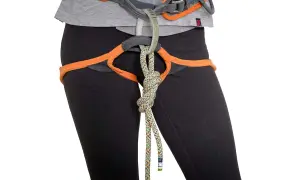 Klettergurt mit einem sicher geknoteten Seil. Der Achterknoten ist ein wichtiger Knoten zum Sichern beim Klettern.