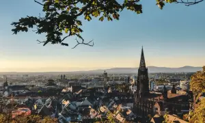 Blick über Freiburg mit Münster und Schlossberg. Perfekt für eine Wanderung mit Aussicht.