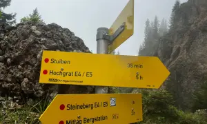 Wegweiser für eine nagelfluhkette wanderung leicht: Stuiben (35 Min.), Hochgrat (5 Std.), Steineberg (1 Std.), Mittag Bergstation (2 Std.).