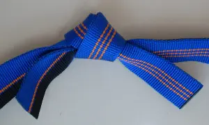 Ein blauer Bandschlinge Knoten mit orangen Streifen, sicher und stabil für jede Anwendung.
