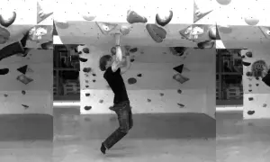 Mann mit lockigem Haar demonstriert verschiedene kletter technik Positionen an einer Boulderwand.