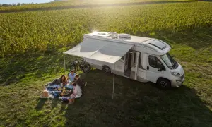 Familie genießt Picknick neben Wohnmobil in Weinbergen. Perfekt für wildcampen Tschechien.