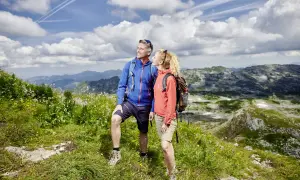 Ein Paar genießt die Aussicht bei Oberstdorf Wanderungen. Die Berge und der Himmel sind atemberaubend.