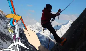 Bergsteiger seilt sich mit einem Einfachseil ab, während im Vordergrund eine Hand das Sicherungsgerät hält.