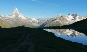 Morgendliche Matterhorn Wanderung mit spiegelnder Bergkulisse in einem Bergsee.
