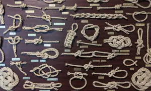 Eine Tafel mit vielen verschiedenen Knoten und ihren Namen. Von einfachen Schlaufen bis zu komplexen Seemannsknoten, hier sind die Knoten Namen zu sehen.