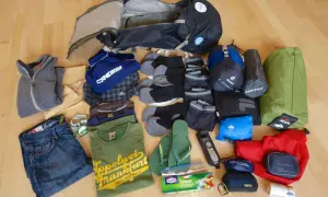 Packliste Zelten: Rucksack, Schlafsack, Isomatte, Kleidung, Schuhe, Erste-Hilfe-Set und weitere nützliche Dinge für dein Abenteuer.