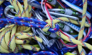 Bunte Kletterseile und Karabiner sind zu einem Gewirr aus Knoten, Knoten und mehr Knoten verheddert.