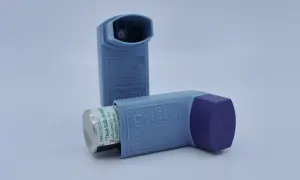 Zwei Inhalatoren für einen Asthmaanfall. Erste Hilfe bei Atemnot.