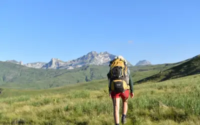 Wanderer auf einem **high scardus trail** mit Rucksack vor majestätischer Bergkulisse.