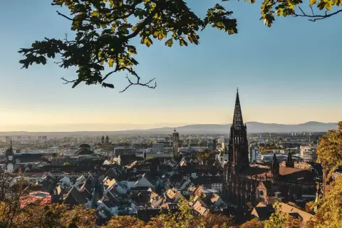 Blick über Freiburg mit Münster und Schlossberg. Perfekt für eine Wanderung mit Aussicht.