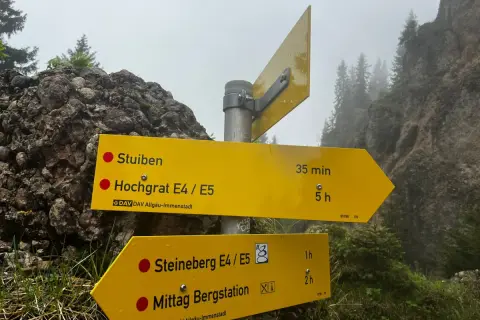Wegweiser für eine nagelfluhkette wanderung leicht: Stuiben (35 Min.), Hochgrat (5 Std.), Steineberg (1 Std.), Mittag Bergstation (2 Std.).