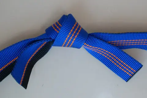 Ein blauer Bandschlinge Knoten mit orangen Streifen, sicher und stabil für jede Anwendung.