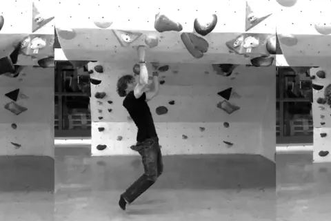 Mann mit lockigem Haar demonstriert verschiedene kletter technik Positionen an einer Boulderwand.