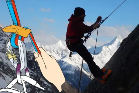 Bergsteiger seilt sich mit einem Einfachseil ab, während im Vordergrund eine Hand das Sicherungsgerät hält.