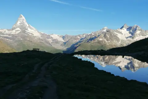 Morgendliche Matterhorn Wanderung mit spiegelnder Bergkulisse in einem Bergsee.