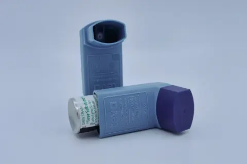 Zwei Inhalatoren für einen Asthmaanfall. Erste Hilfe bei Atemnot.