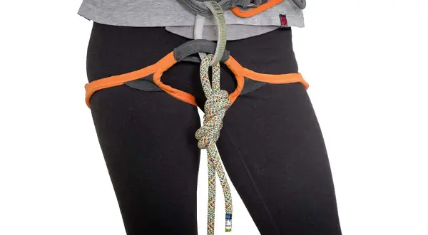 Klettergurt mit einem sicher geknoteten Seil. Der Achterknoten ist ein wichtiger Knoten zum Sichern beim Klettern.