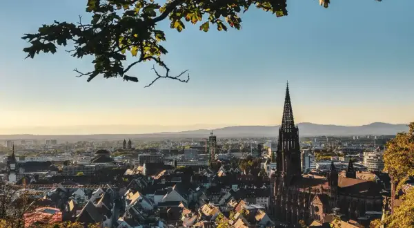 Blick über Freiburg mit Münster und Schlossberg. Perfekt für eine Wanderung mit Aussicht.