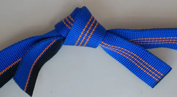 Ein blauer Bandschlinge Knoten mit orangen Streifen, sicher und stabil für jede Anwendung.