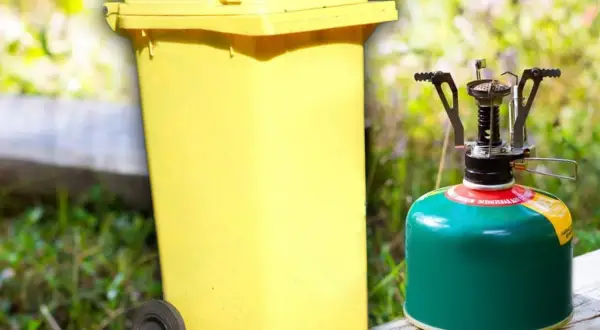 Gelbe Tonne und Campingkocher mit Gaskartusche. So entsorgst du deine Gaskartusche richtig.