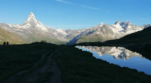 Morgendliche Matterhorn Wanderung mit spiegelnder Bergkulisse in einem Bergsee.