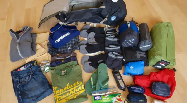 Packliste Zelten: Rucksack, Schlafsack, Isomatte, Kleidung, Schuhe, Erste-Hilfe-Set und weitere nützliche Dinge für dein Abenteuer.