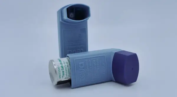 Zwei Inhalatoren für einen Asthmaanfall. Erste Hilfe bei Atemnot.