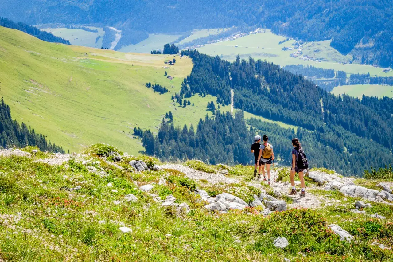 Wanderer entdecken auf einem Bergpfad im Lechtal versteckte Schönheiten. Ein perfekter Ort für Geheimtipps.