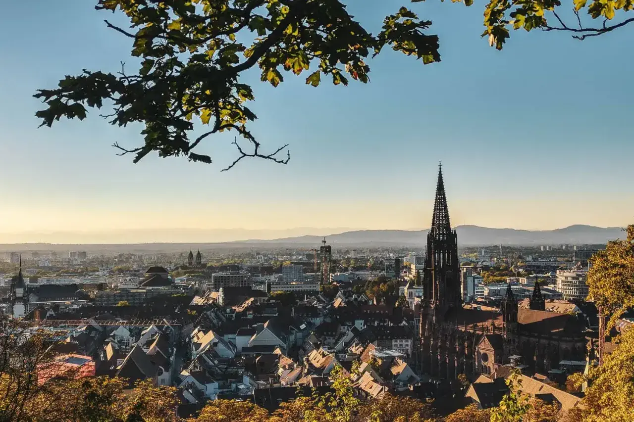 Blick über Freiburg mit Münster und Schlossberg. Perfekt für eine Wanderung mit Aussicht.