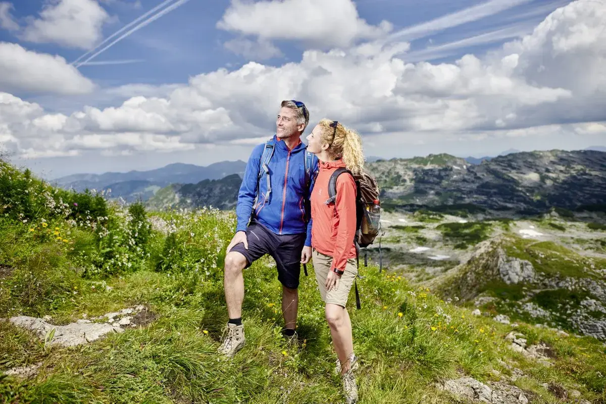 Ein Paar genießt die Aussicht bei Oberstdorf Wanderungen. Die Berge und der Himmel sind atemberaubend.