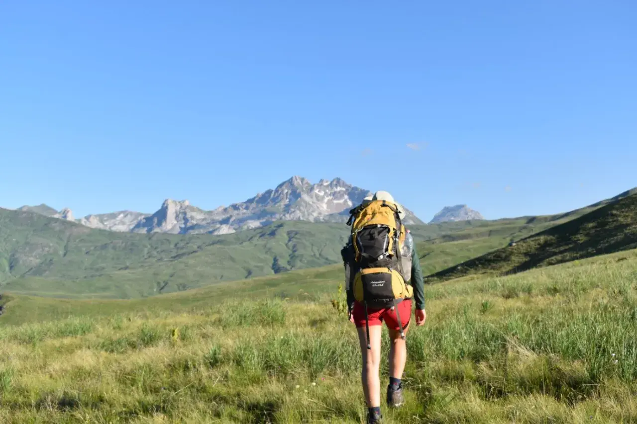 Wanderer auf einem **high scardus trail** mit Rucksack vor majestätischer Bergkulisse.