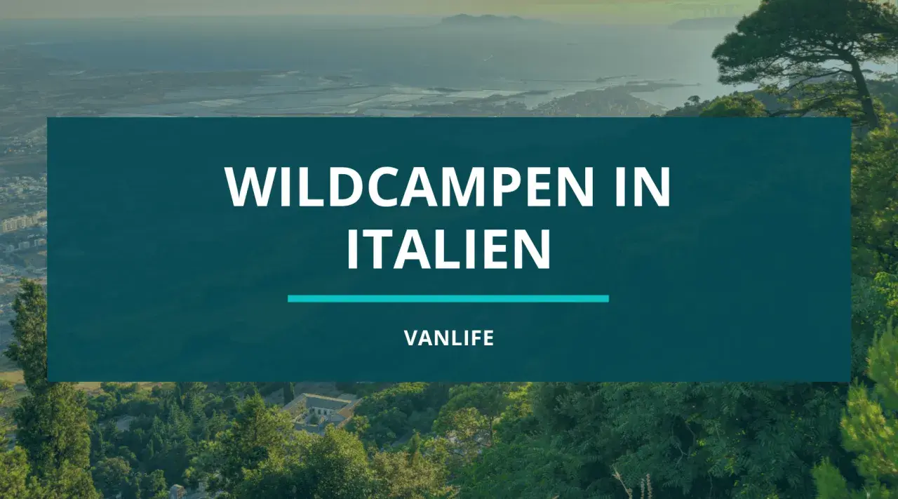 Traumhafte Aussicht über die Küste Italiens. Hier dreht sich alles um das Thema Wildcampen in Italien und Vanlife.
