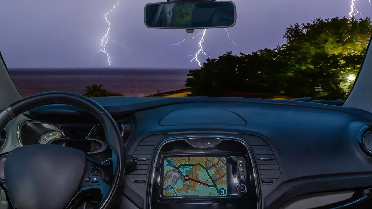 Blick aus dem Auto auf ein Gewitter über dem Meer. Blitze zucken, während man im Auto schläft.