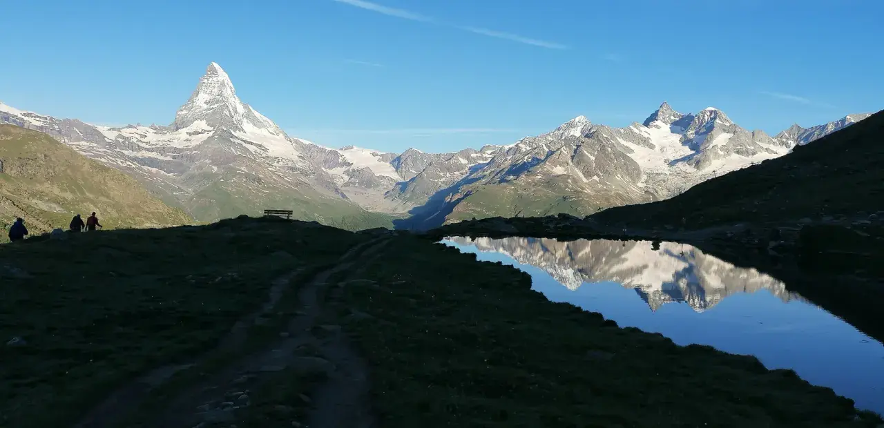 Morgendliche Matterhorn Wanderung mit spiegelnder Bergkulisse in einem Bergsee.