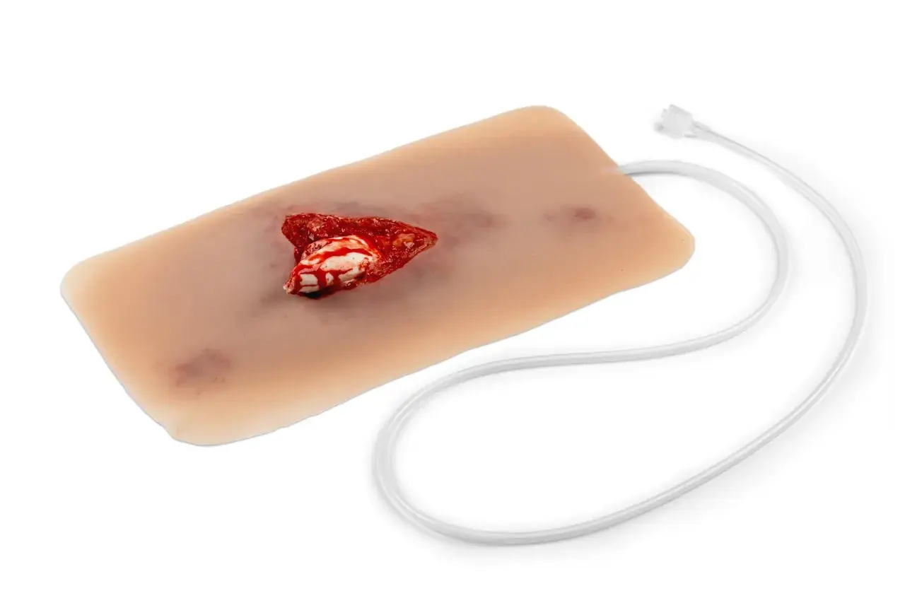 Realistisches Modell eines offenen Beinbruchs mit simuliertem Blut und Knochen.