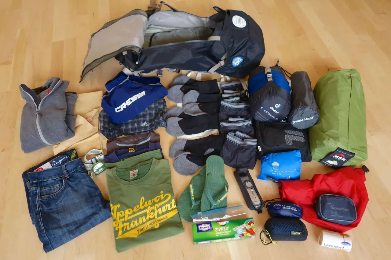 Packliste Zelten: Rucksack, Schlafsack, Isomatte, Kleidung, Schuhe, Erste-Hilfe-Set und weitere nützliche Dinge für dein Abenteuer.