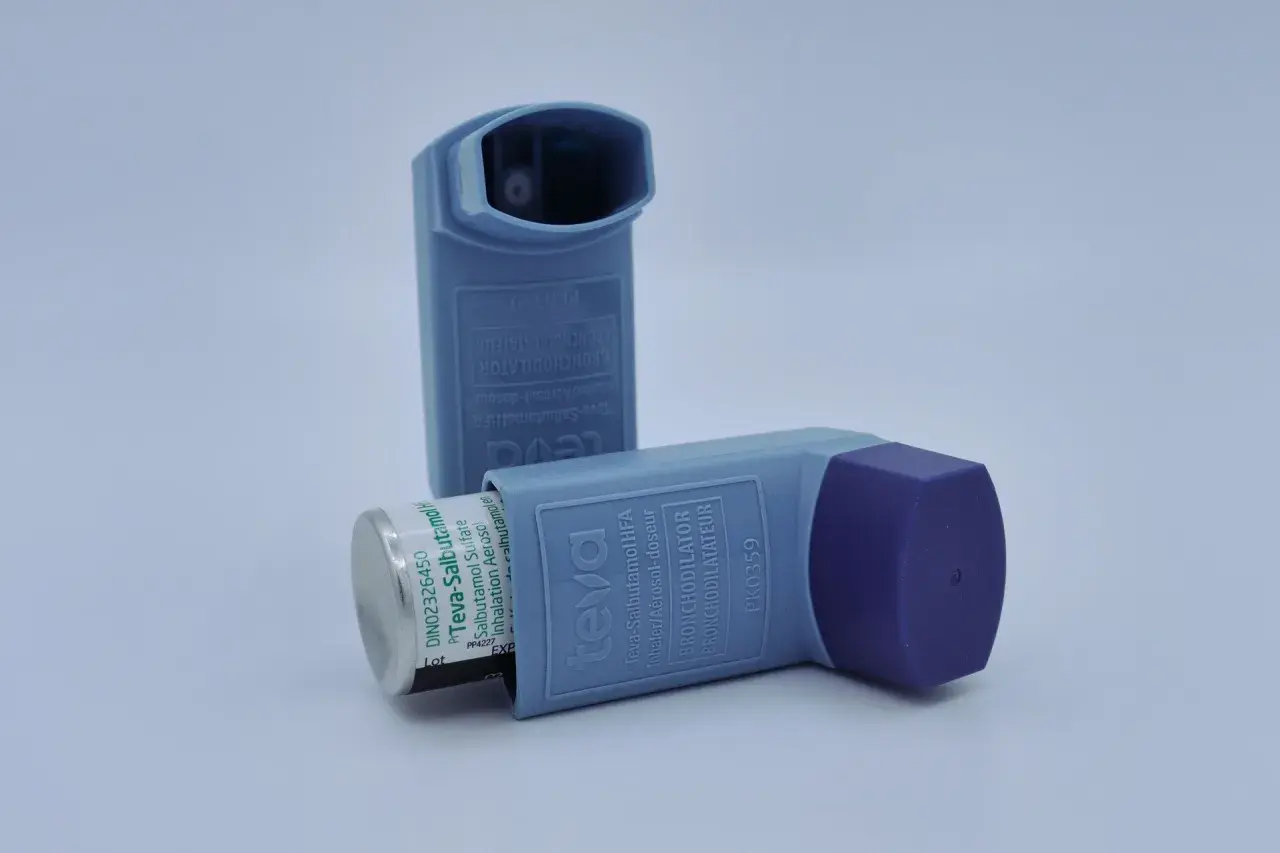Zwei Inhalatoren für einen Asthmaanfall. Erste Hilfe bei Atemnot.