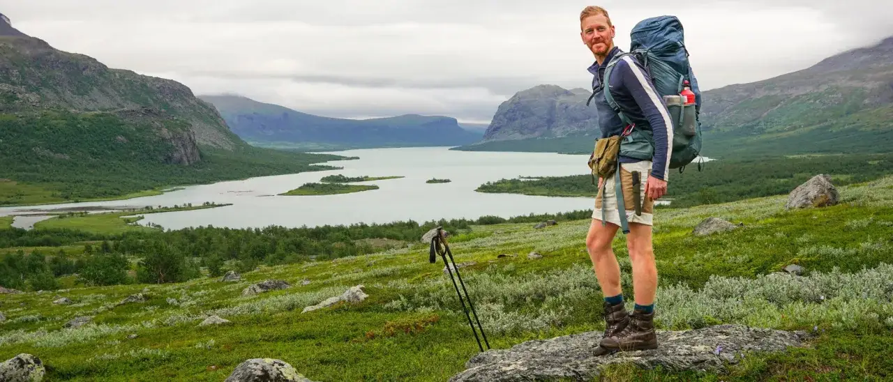 Wanderer mit Rucksack genießt die atemberaubende Landschaft im Nationalpark Sarek.