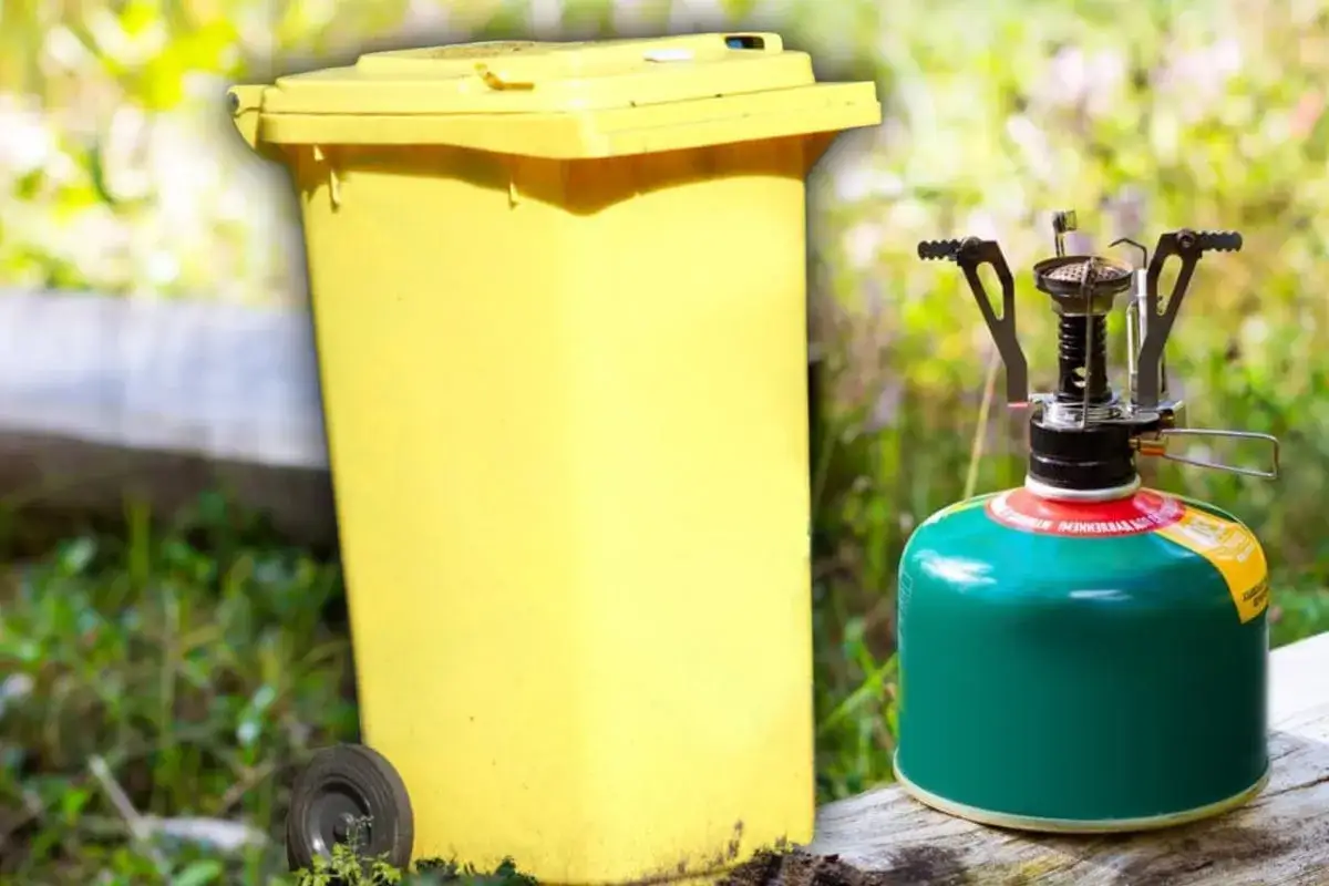 Gelbe Tonne und Campingkocher mit Gaskartusche. So entsorgst du deine Gaskartusche richtig.