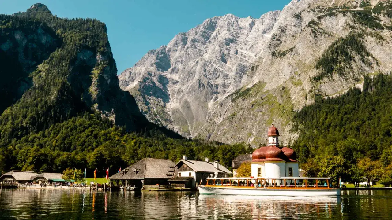 Bootsfahrt am K&ouml;nigssee mit Blick auf das steinerne Meer und die Wallfahrtskirche St. Bartholom&auml;. Perfekt f&uuml;r Wanderer.