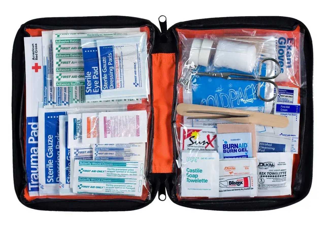 Erste-Hilfe-Set mit Verbandszeug, Schere, K&uuml;hlpack und mehr. Sollte zuerst mit wunden gemacht werden, um Verletzungen zu versorgen.