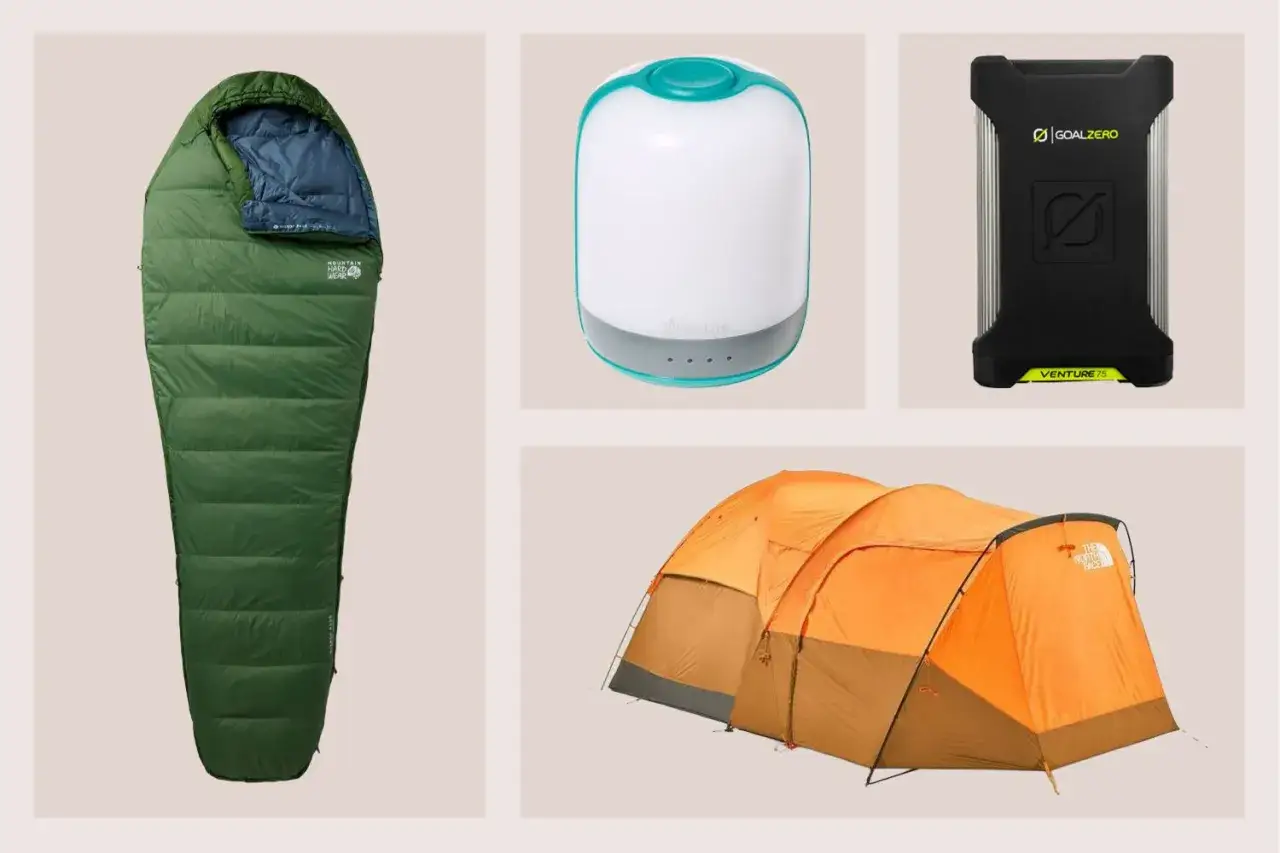 Grüner Schlafsack, Zelt, Lampe und Powerbank – alles für die perfekte Packliste Zelten.