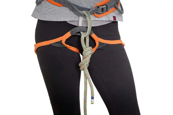 Klettergurt mit einem sicher geknoteten Seil. Der Achterknoten ist ein wichtiger Knoten zum Sichern beim Klettern.