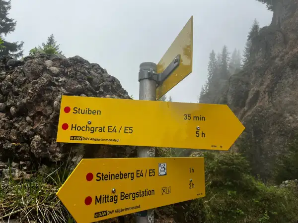 Wegweiser für eine nagelfluhkette wanderung leicht: Stuiben (35 Min.), Hochgrat (5 Std.), Steineberg (1 Std.), Mittag Bergstation (2 Std.).