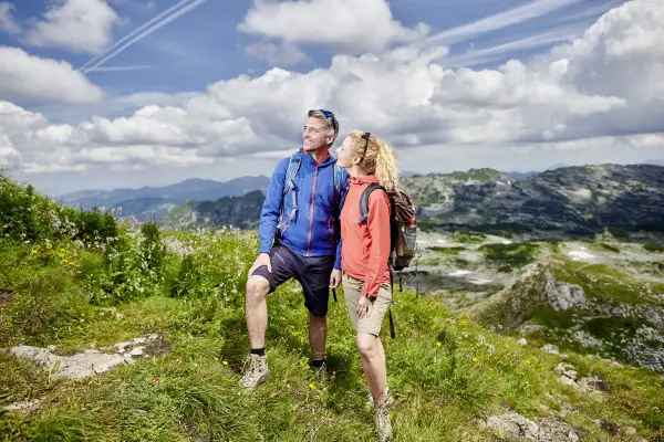 Ein Paar genießt die Aussicht bei Oberstdorf Wanderungen. Die Berge und der Himmel sind atemberaubend.